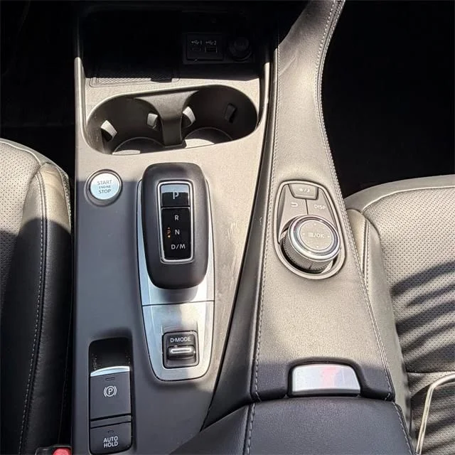 Used 2025 White INFINITI LUXE image 25