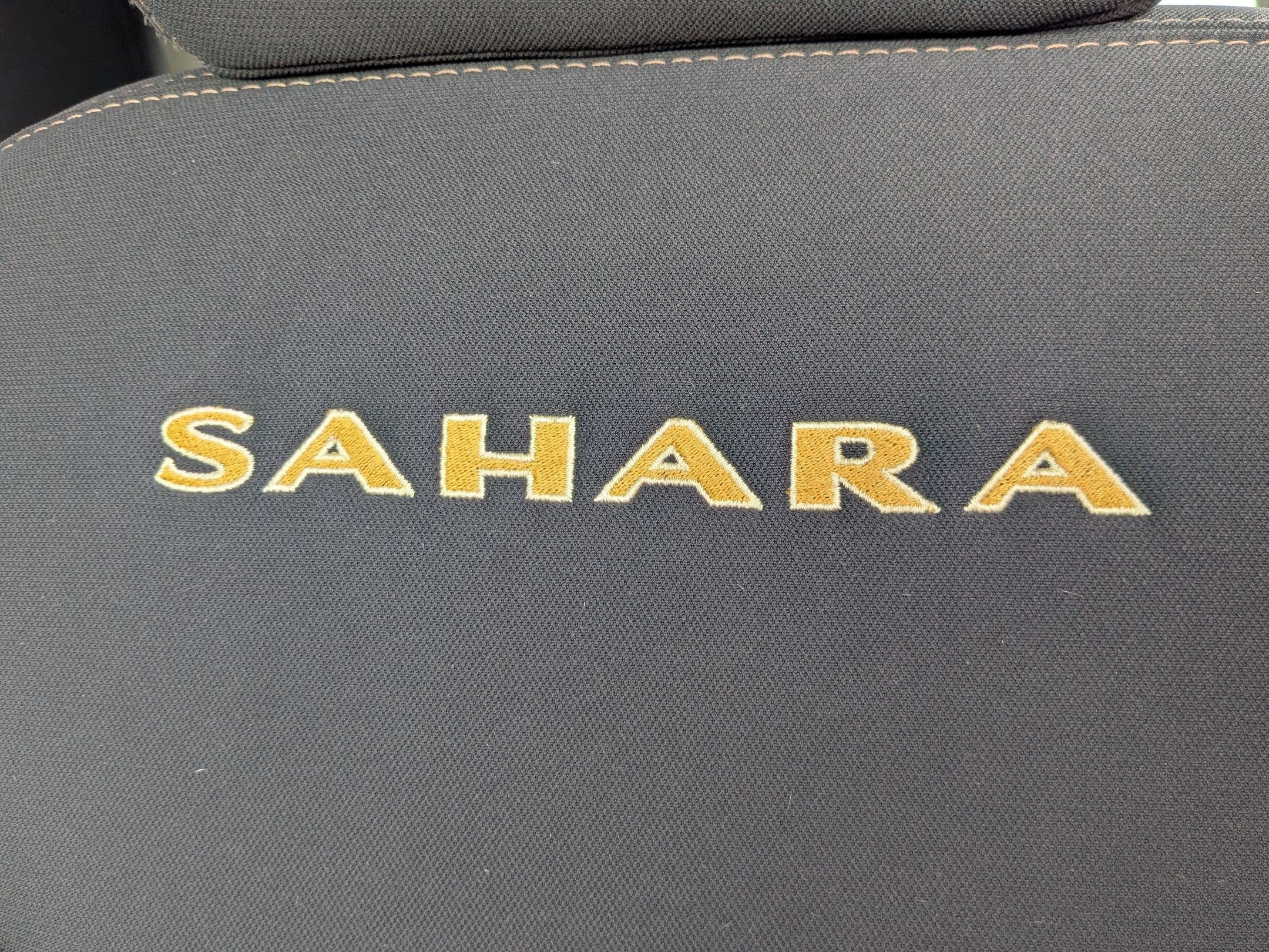 Used 2014 Billet Metallic Clearcoat Jeep Sahara image 28