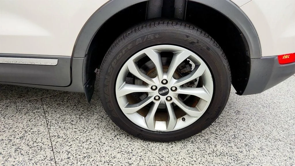 Used 2015 White Platinum Metallic Tri-Coat Lincoln AWD 4dr image 9