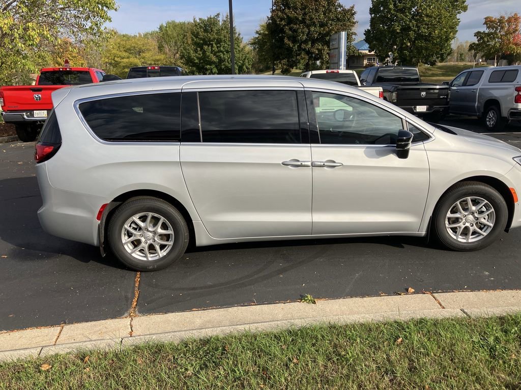 2026 Chrysler Pacifica Select - Photo 10