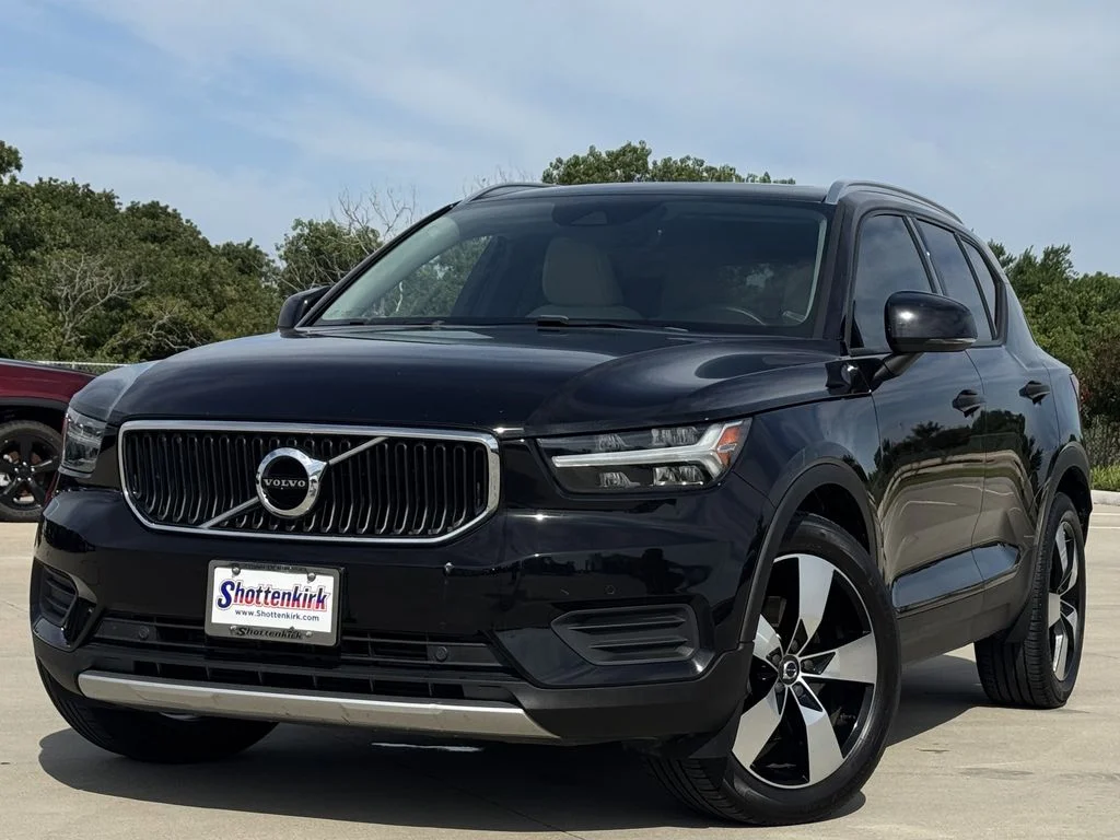 Used 2020 Black Volvo Momentum image 2