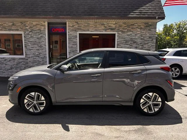 Used 2023 Gray Hyundai SE image 4