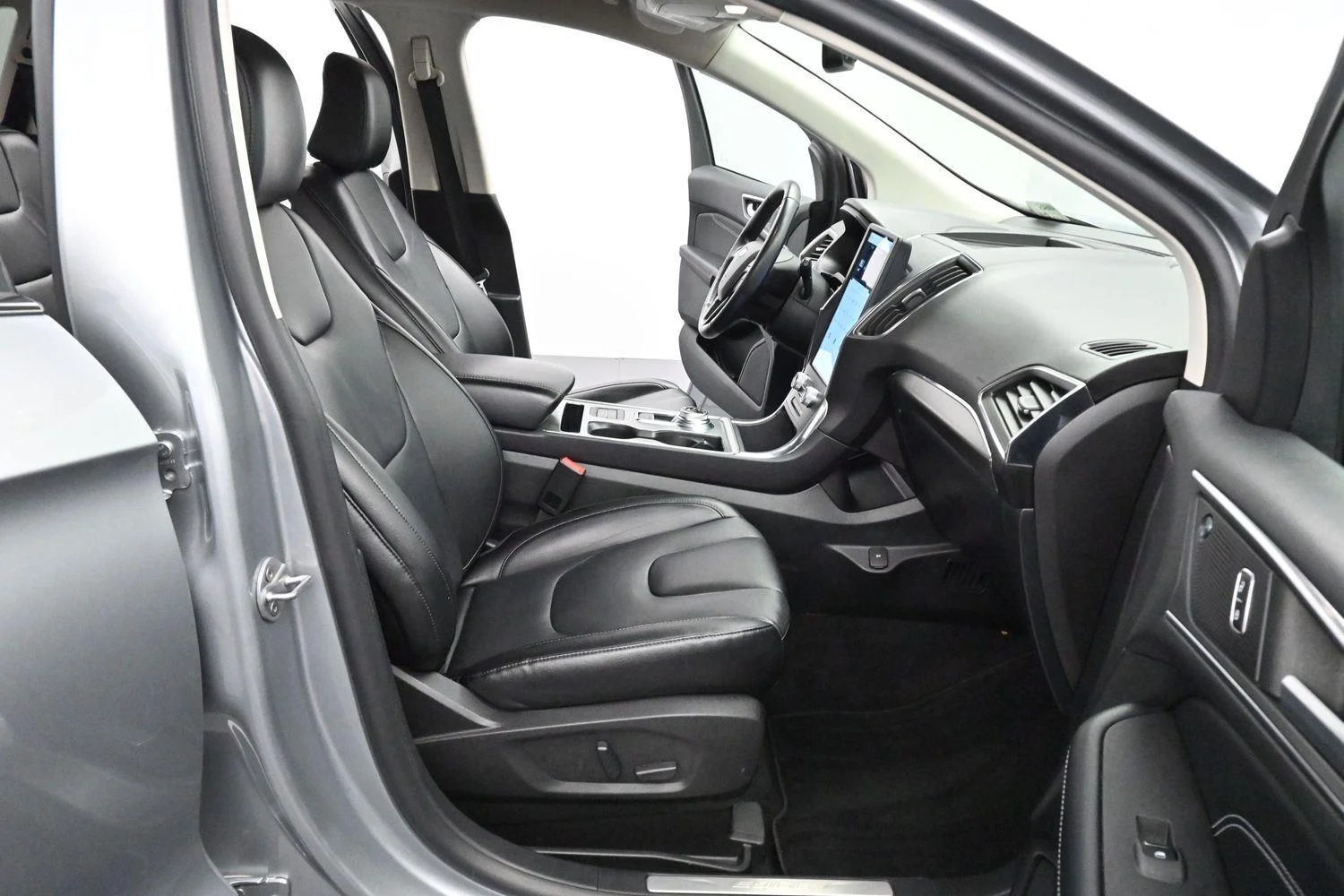Used 2022 Iconic Silver Ford Titanium image 34