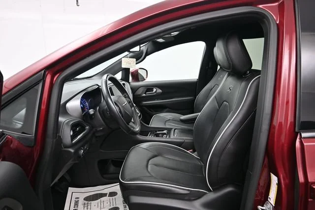 Used 2021 Velvet Red Pearlc Chrysler Hybrid Limited image 9