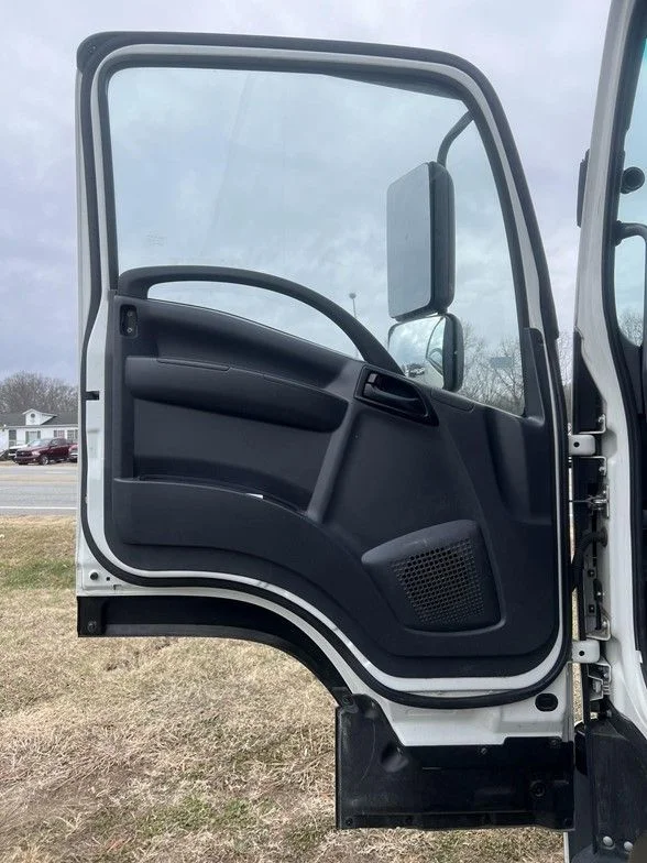 Used 2023 White Isuzu  image 8