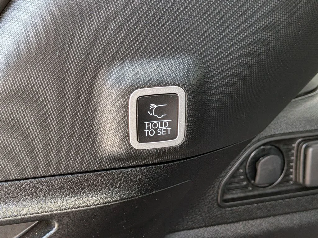 Used 2023 White Jeep Limited image 7