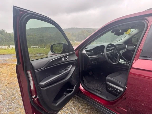Used 2023 Red Jeep Laredo image 12