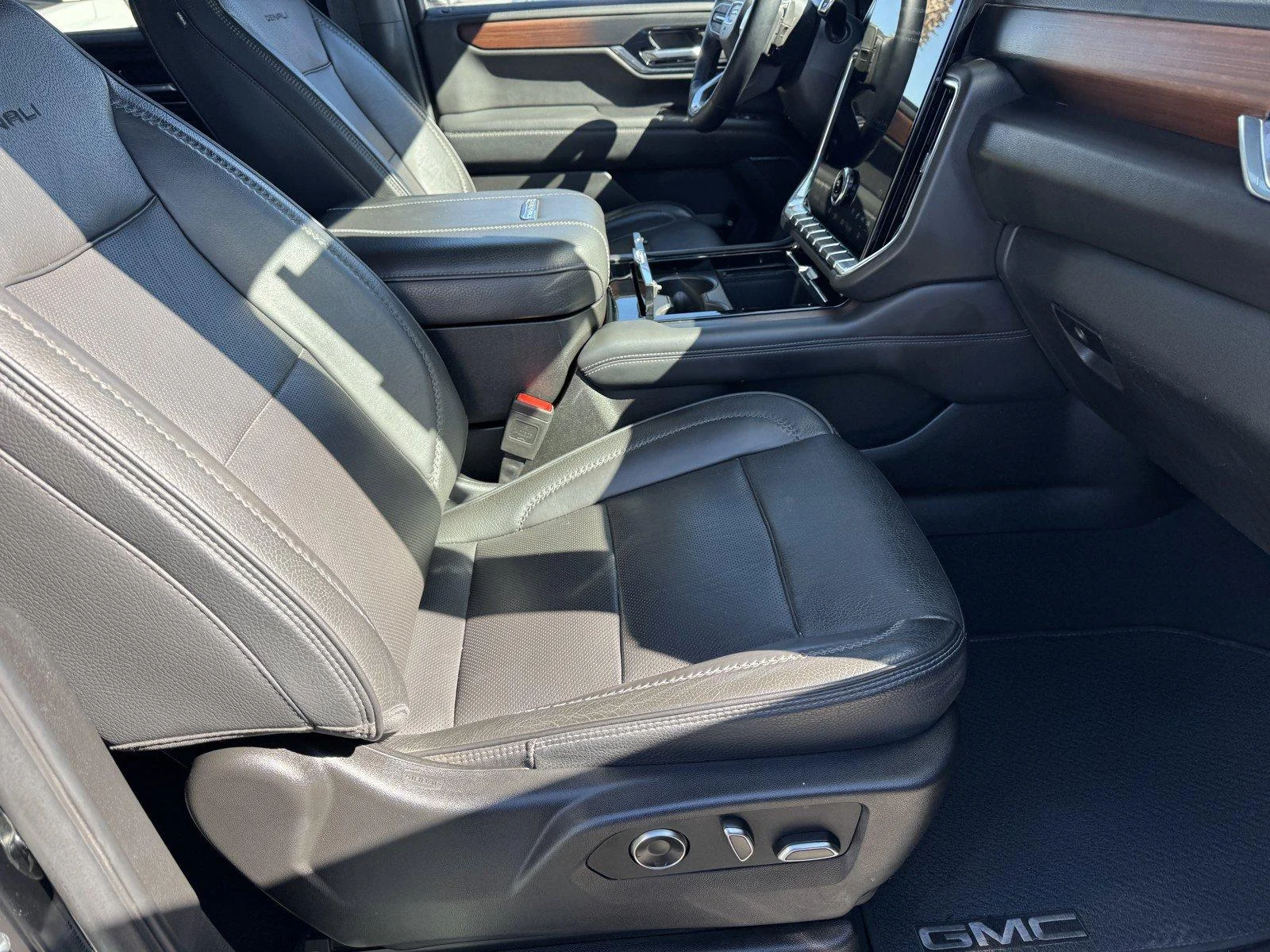 Used 2025 Onyx Black GMC Denali image 8
