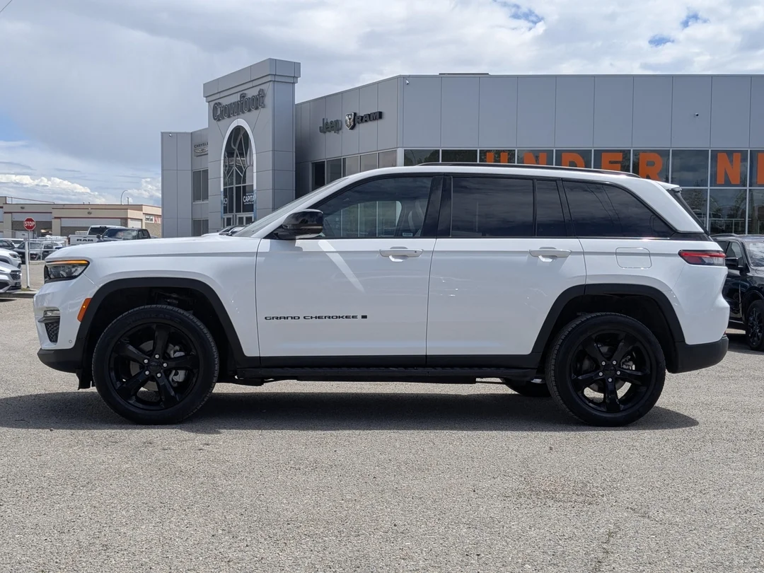 Certified Used 2024 White Jeep Limited - - 4x4 - Luxury Grp II - Safety Grp - Capri Leather - Dual-Pane Sunroof & More! image 5