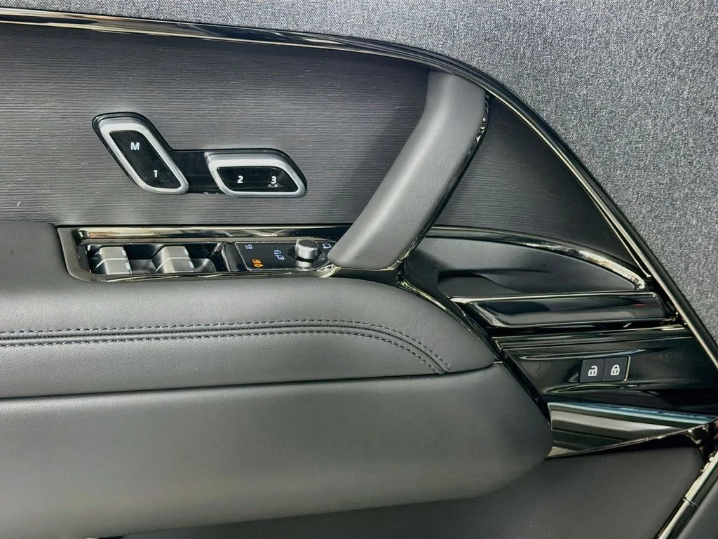 New 2026 Carpathian Grey Land Rover Dynamic SE image 18