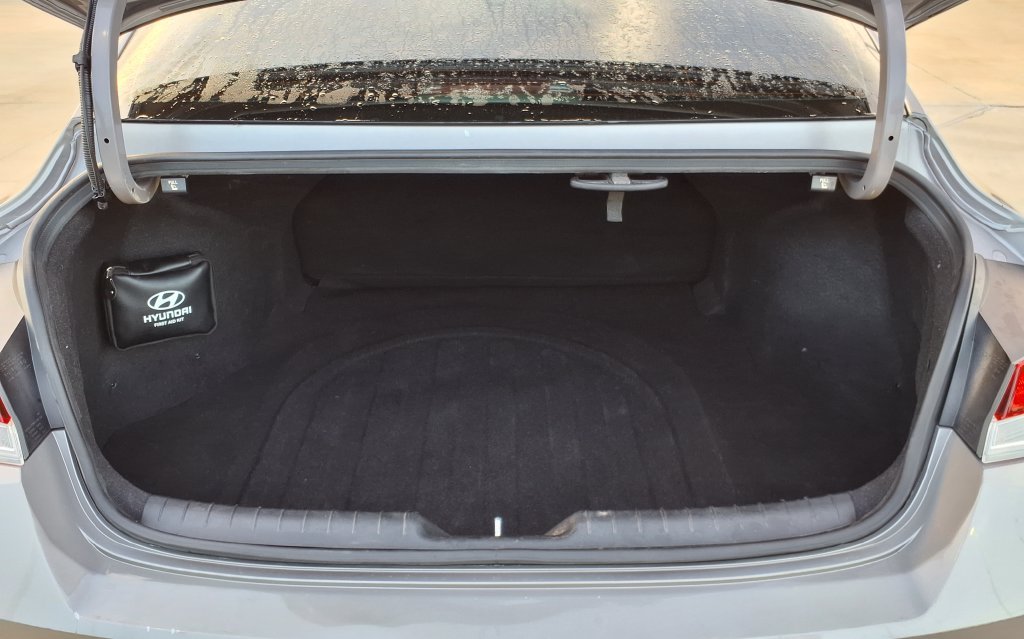 Used 2023 Silver Hyundai SEL image 9