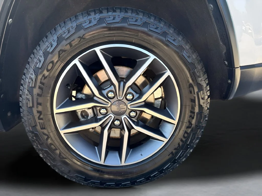 Used 2022  Jeep Limited image 31