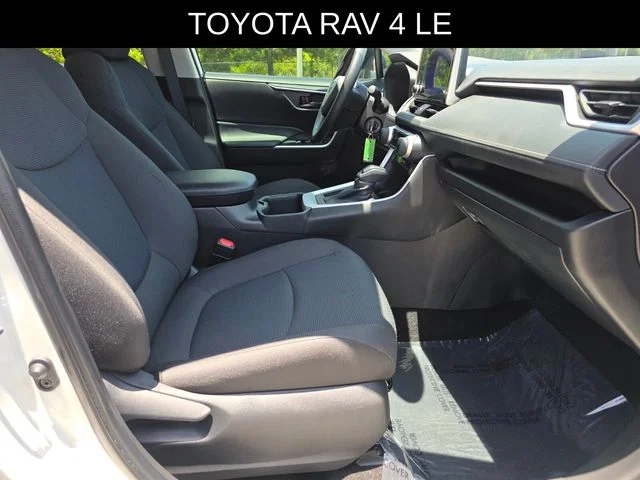 2025 Toyota RAV4 LE - Photo 10
