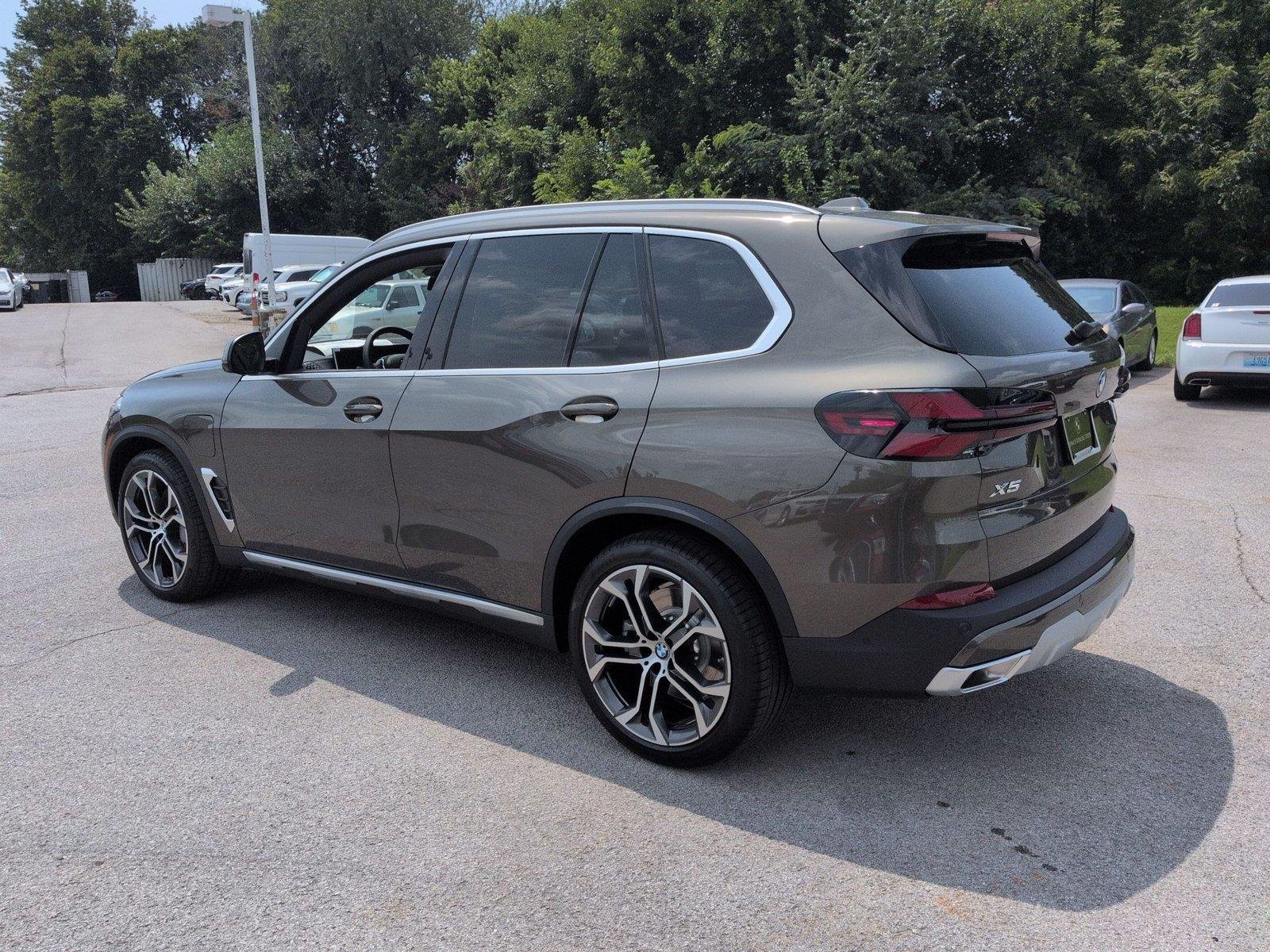 New 2026 Manhattan Green Metallic BMW xDrive50e image 3