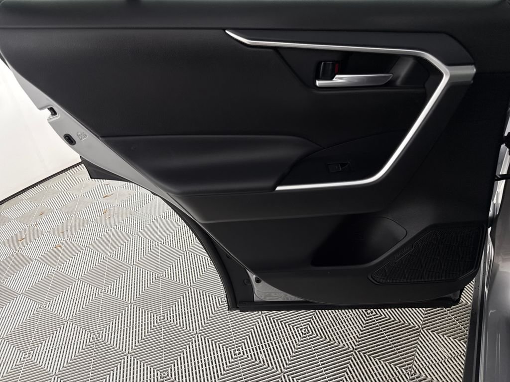 2025 Toyota RAV4 XLE - Photo 12