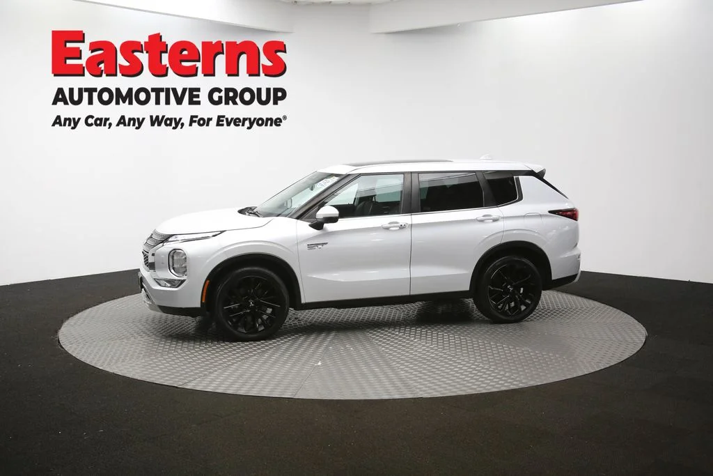 Used 2023 White Mitsubishi SE image 59