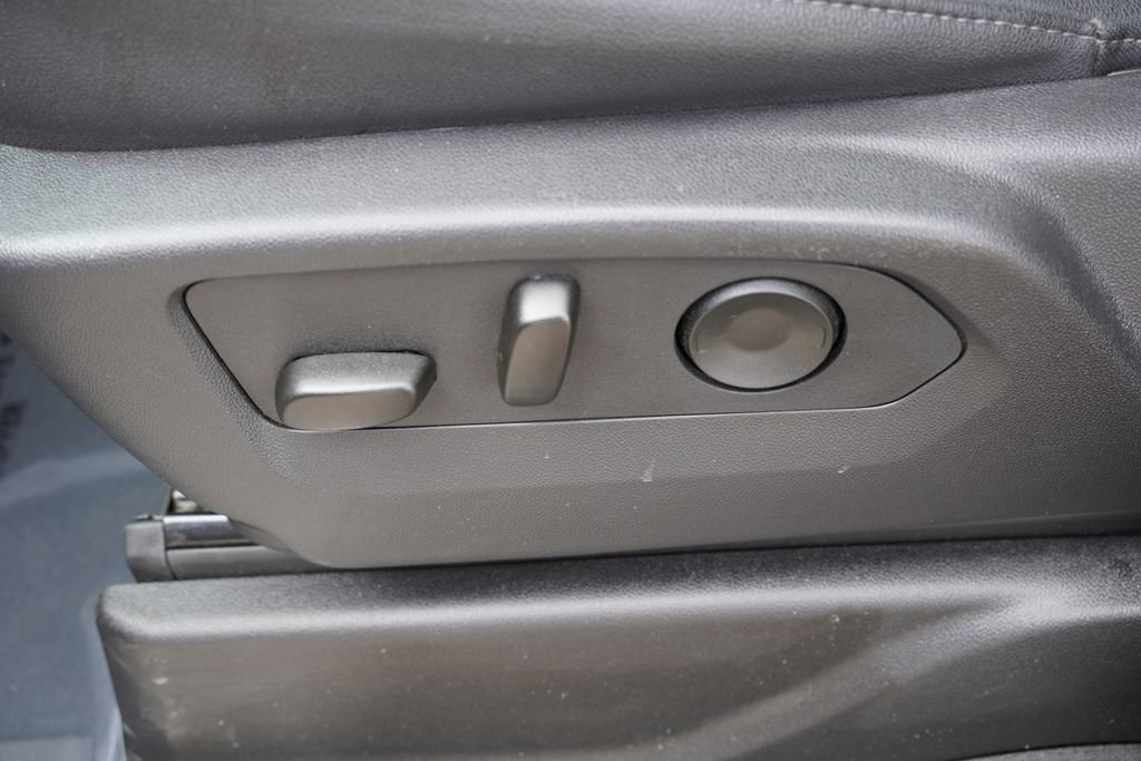 Used 2025 Summit White Chevrolet LT image 27