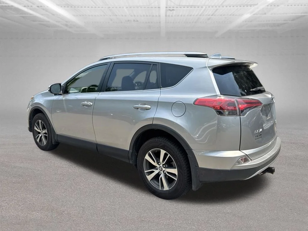 Used 2018 Silver Toyota XLE image 3