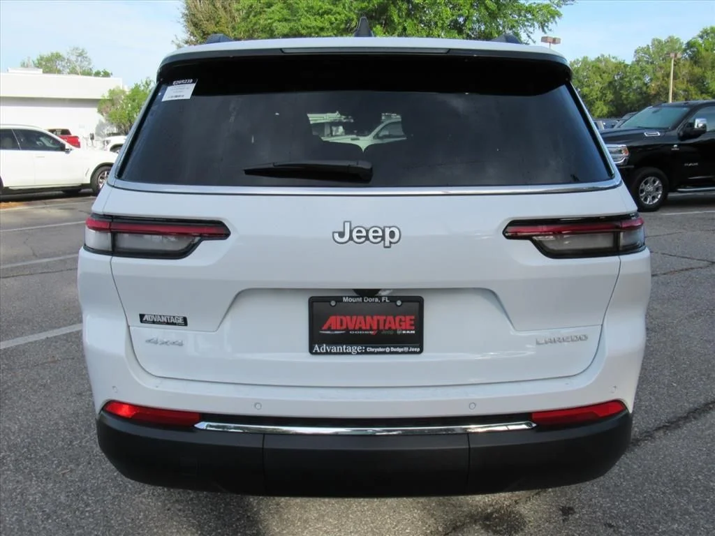 New 2026 Bright White Clear-Coat Exterior Paint Jeep Laredo X image 6