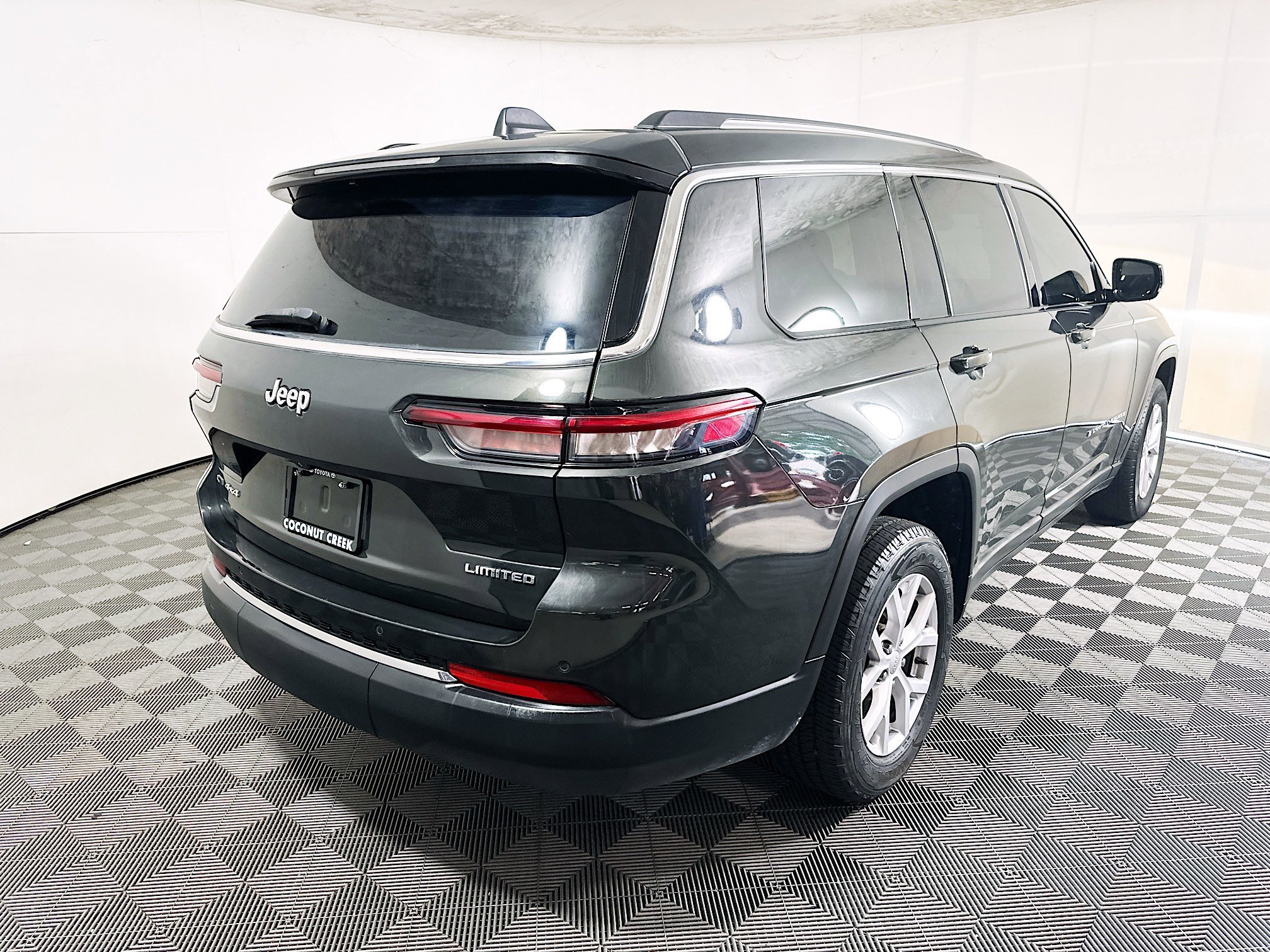 Used 2021 Rocky Mountain Pearlcoat Jeep Limited image 3