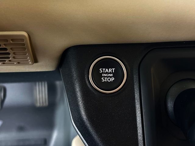 Used 2024 White Land Rover X-Dynamic SE image 33