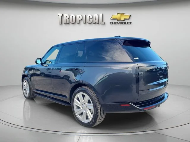 Used 2023 Gray Land Rover SE image 3