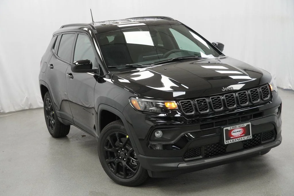 New 2026 Diamond Black Crystal Pearlcoat Jeep Latitude image 8