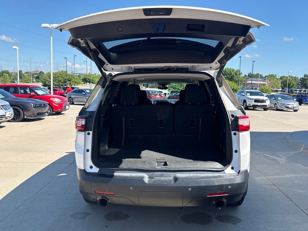 Used 2018 Iridescent Pearl Tricoat Chevrolet LT Cloth w/1LT image 38