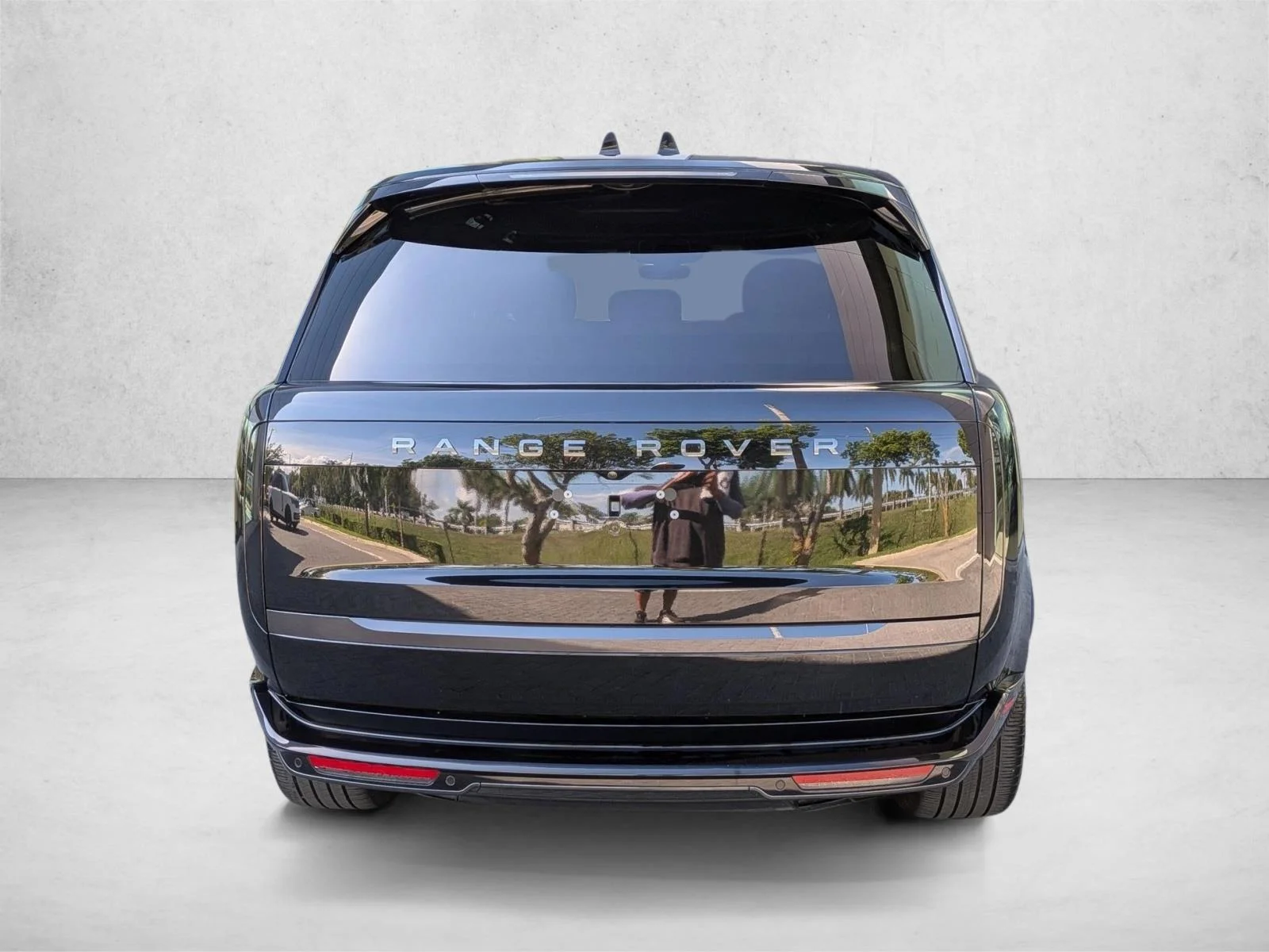 Used 2025 Santorini Black Metallic Land Rover SE image 7