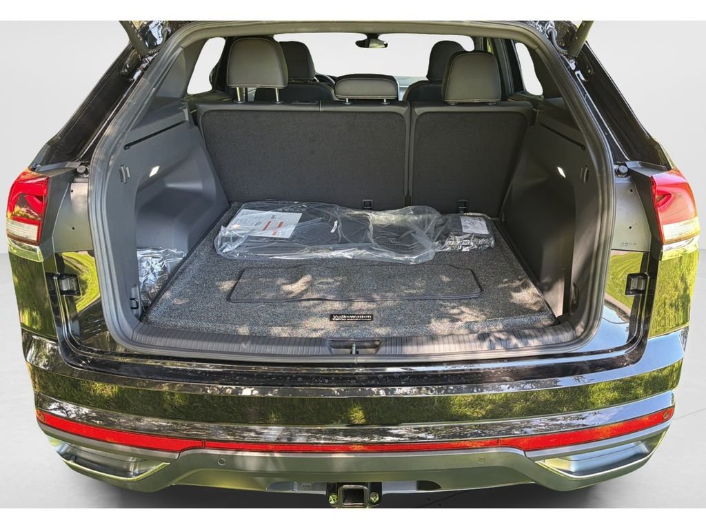 New 2026 Deep Black Pearl Volkswagen SE w/Technology image 12