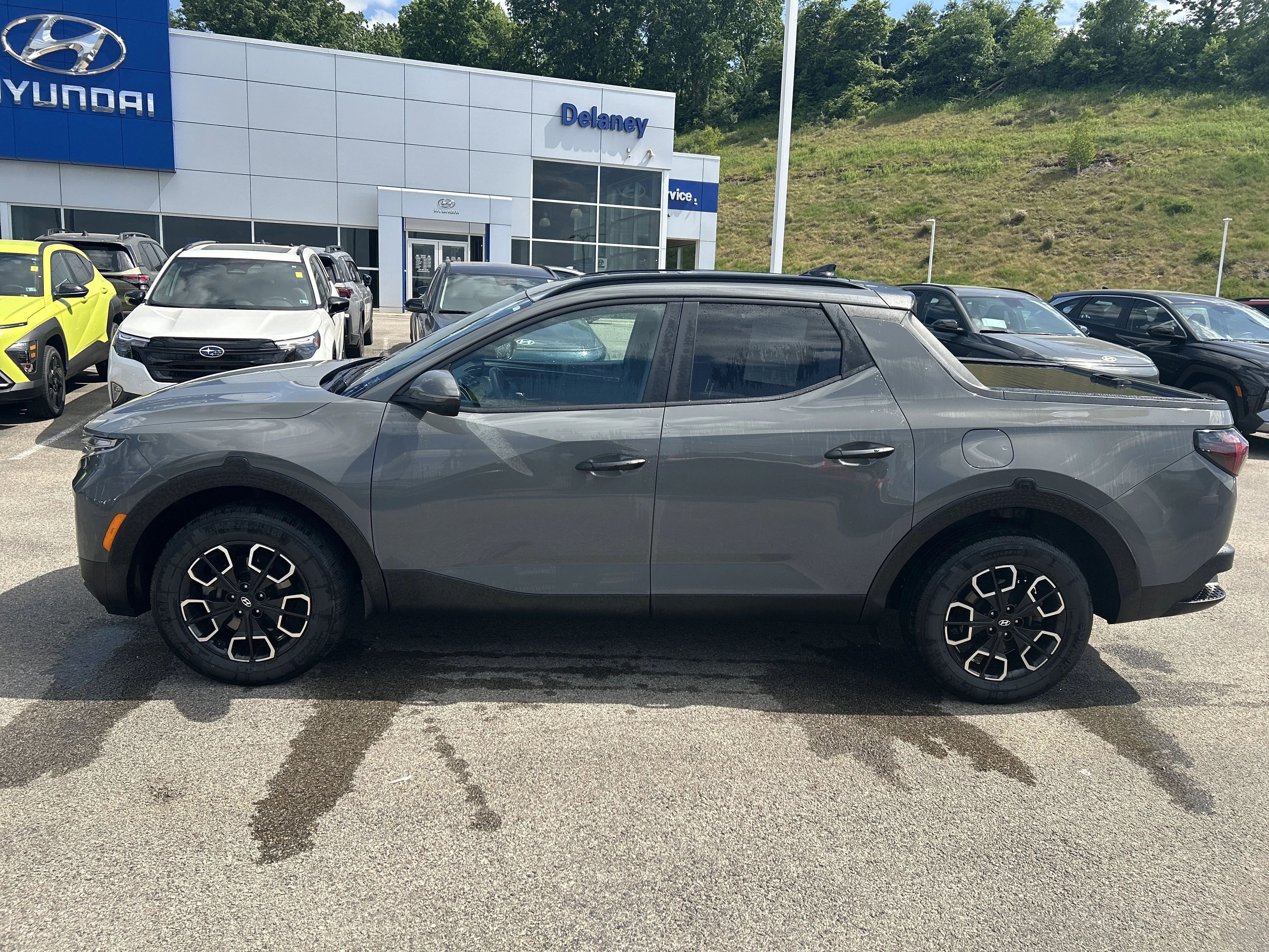 Used 2022 Hampton Gray Hyundai SEL image 9