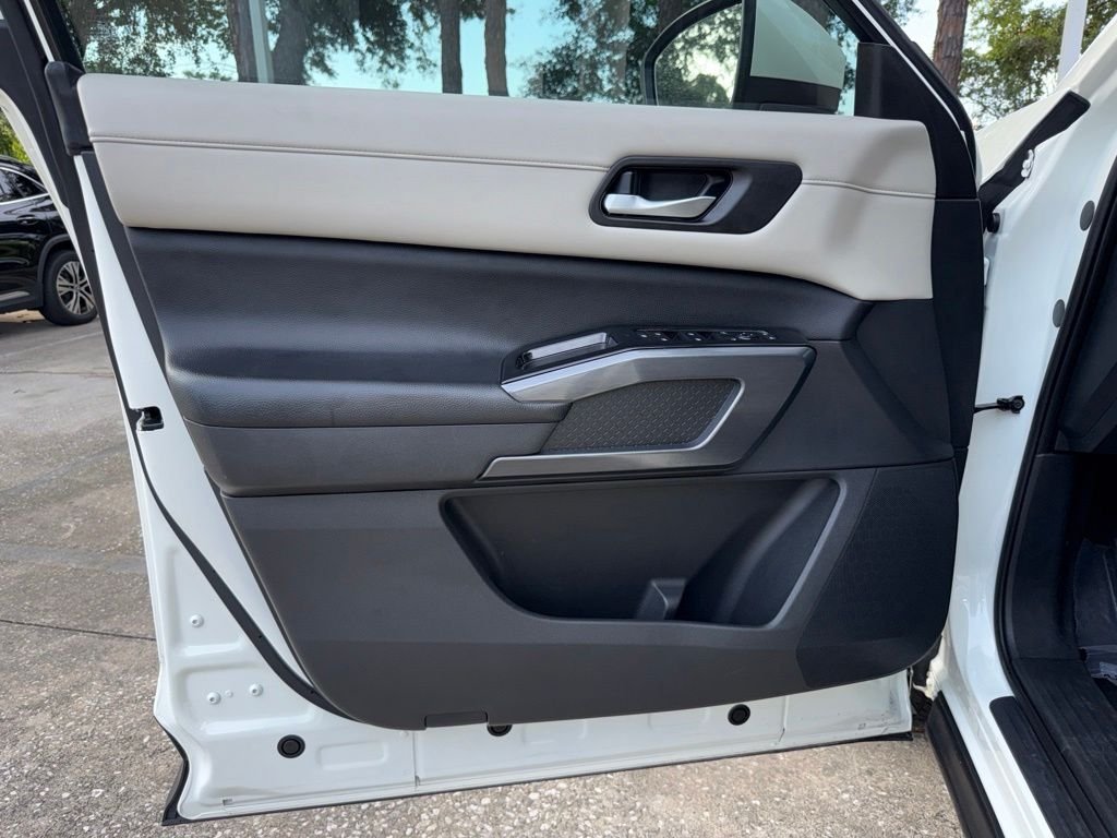 Used 2023 White Nissan SL image 21