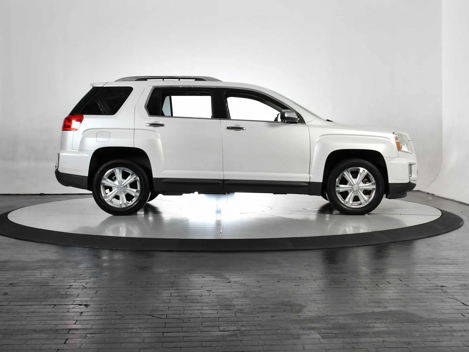 Used 2017 White Frost Tricoat GMC SLT image 6