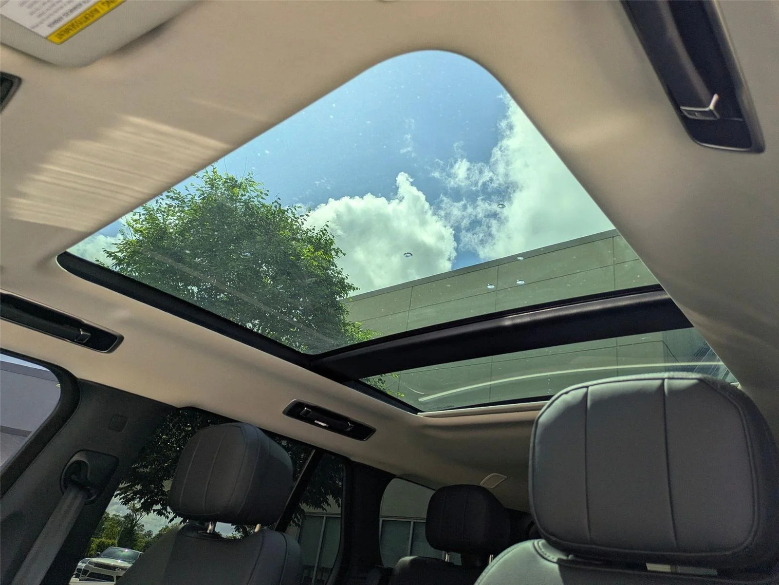 Used 2025  Land Rover SE image 23