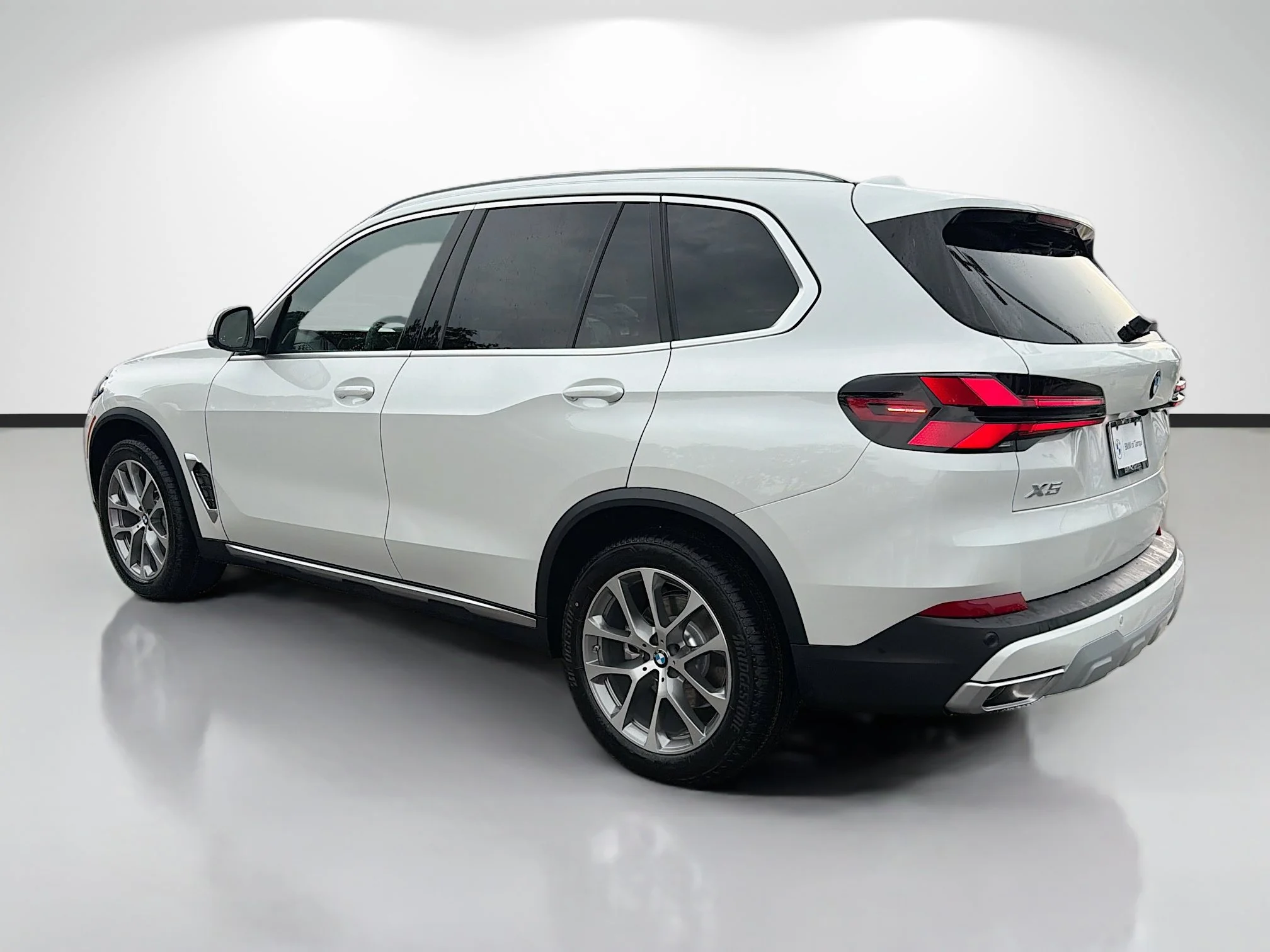 New 2026 Mineral White Metallic BMW xDrive40i image 5