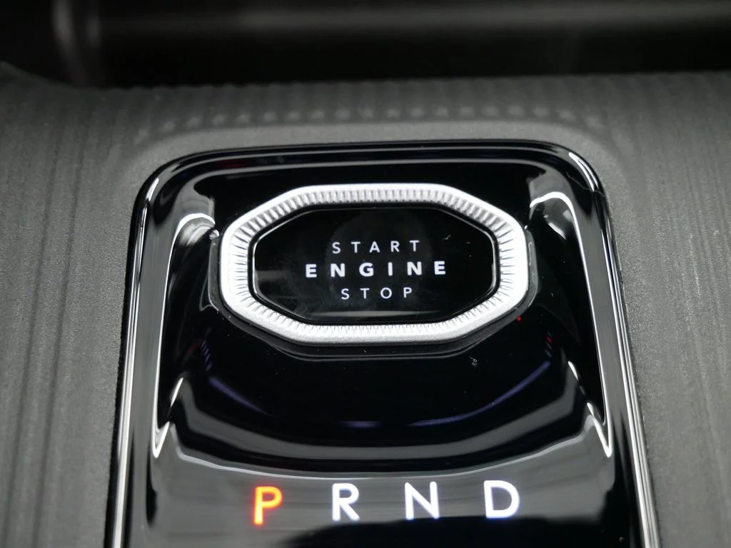 New 2026 Diamond Black Crystal Pearlcoat Jeep Limited image 28