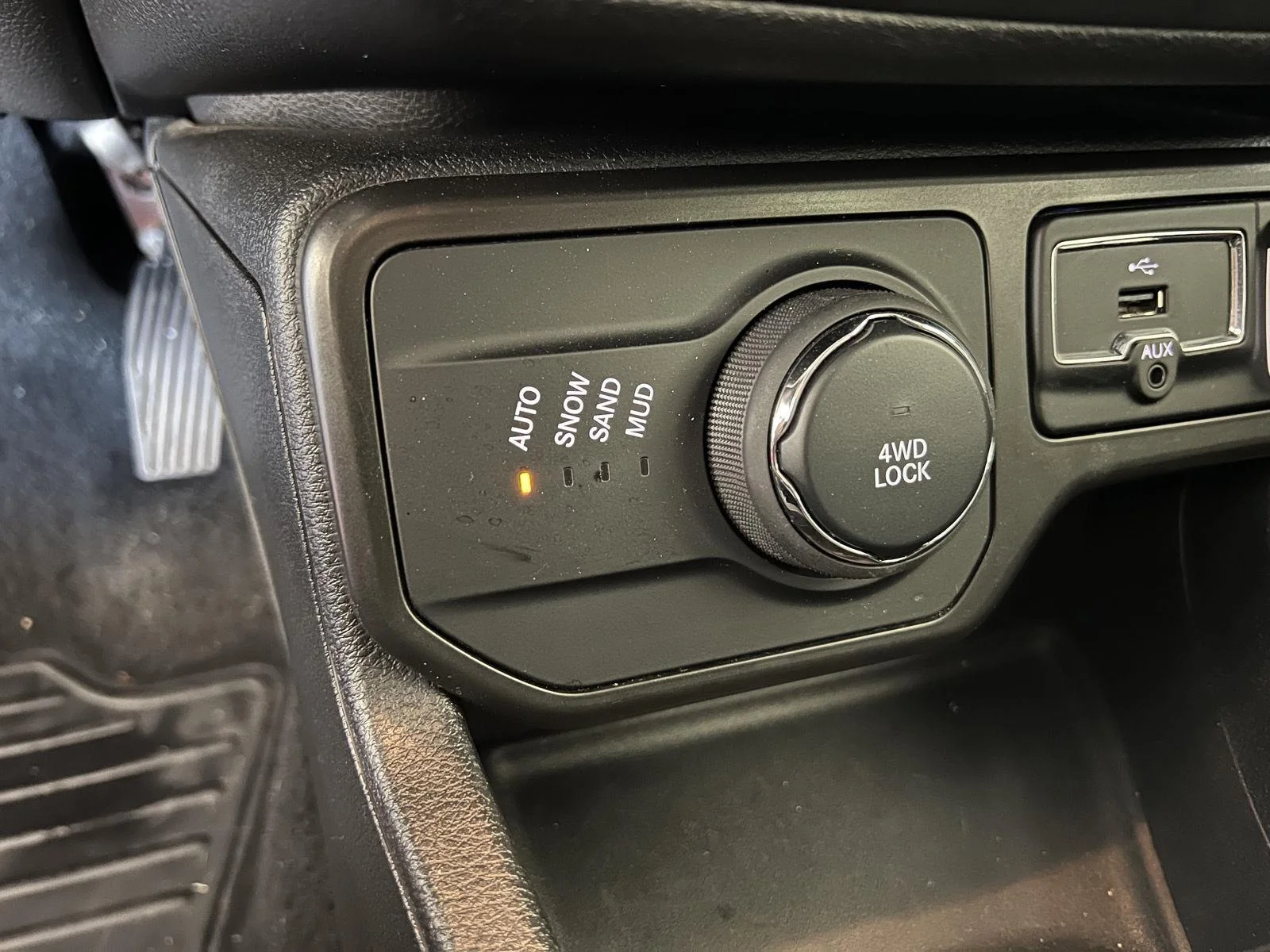 Used 2020 Colorado Red Clearcoat Jeep Latitude image 11