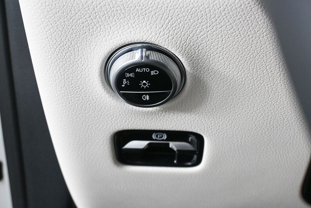New 2026 Polar White Mercedes-Benz GLC 300 image 9