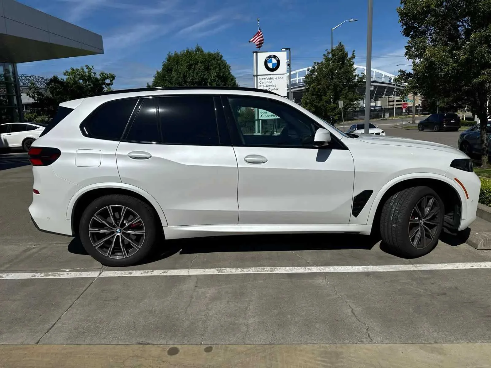 Used 2024 Mineral White Metallic BMW xDrive40i image 1