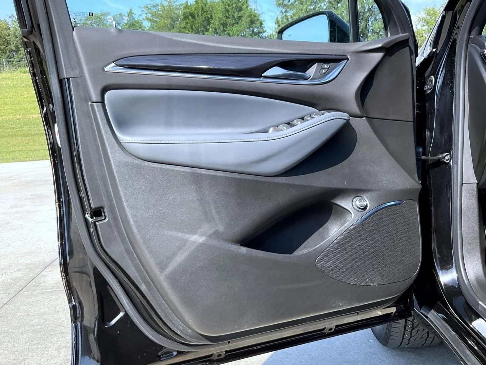 Used 2022 Black Buick Essence image 9