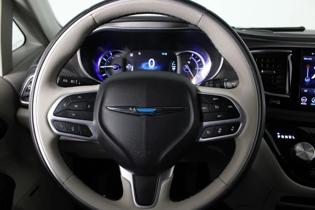Used 2018 Gray Chrysler Limited image 9