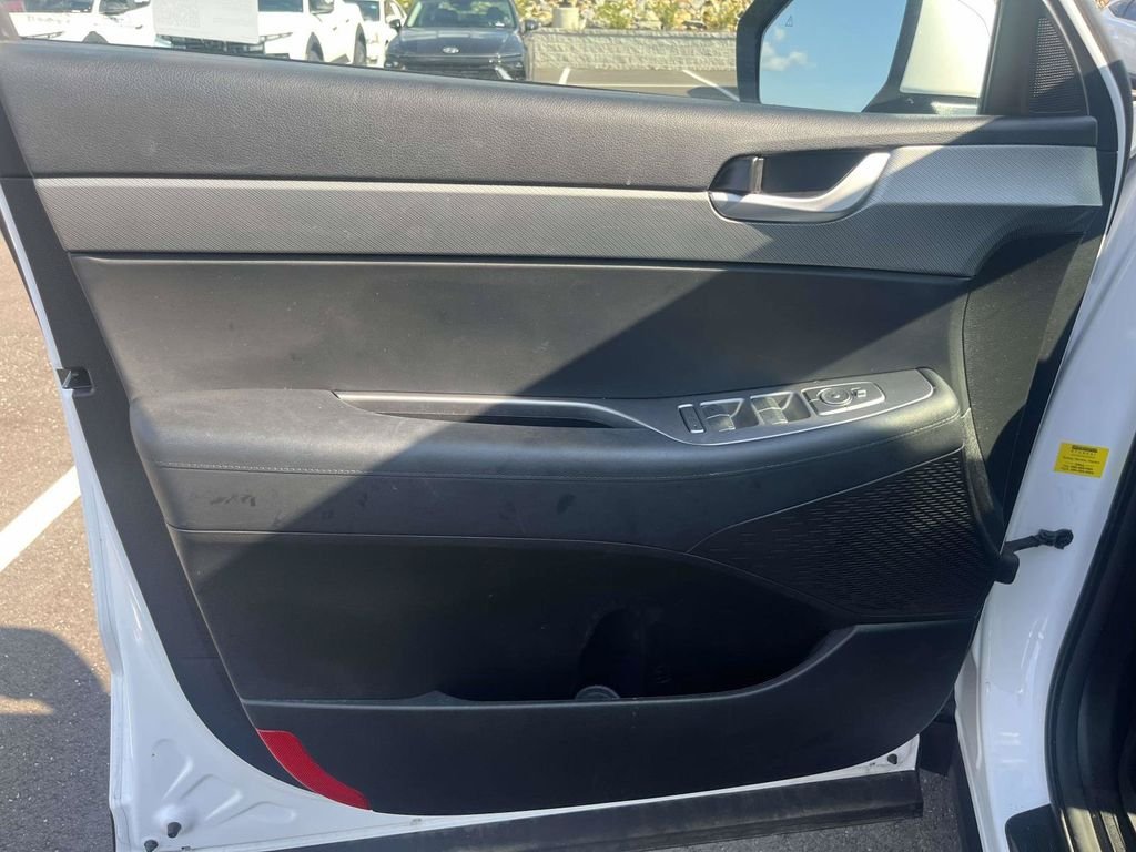 Used 2025 White Hyundai SEL image 14