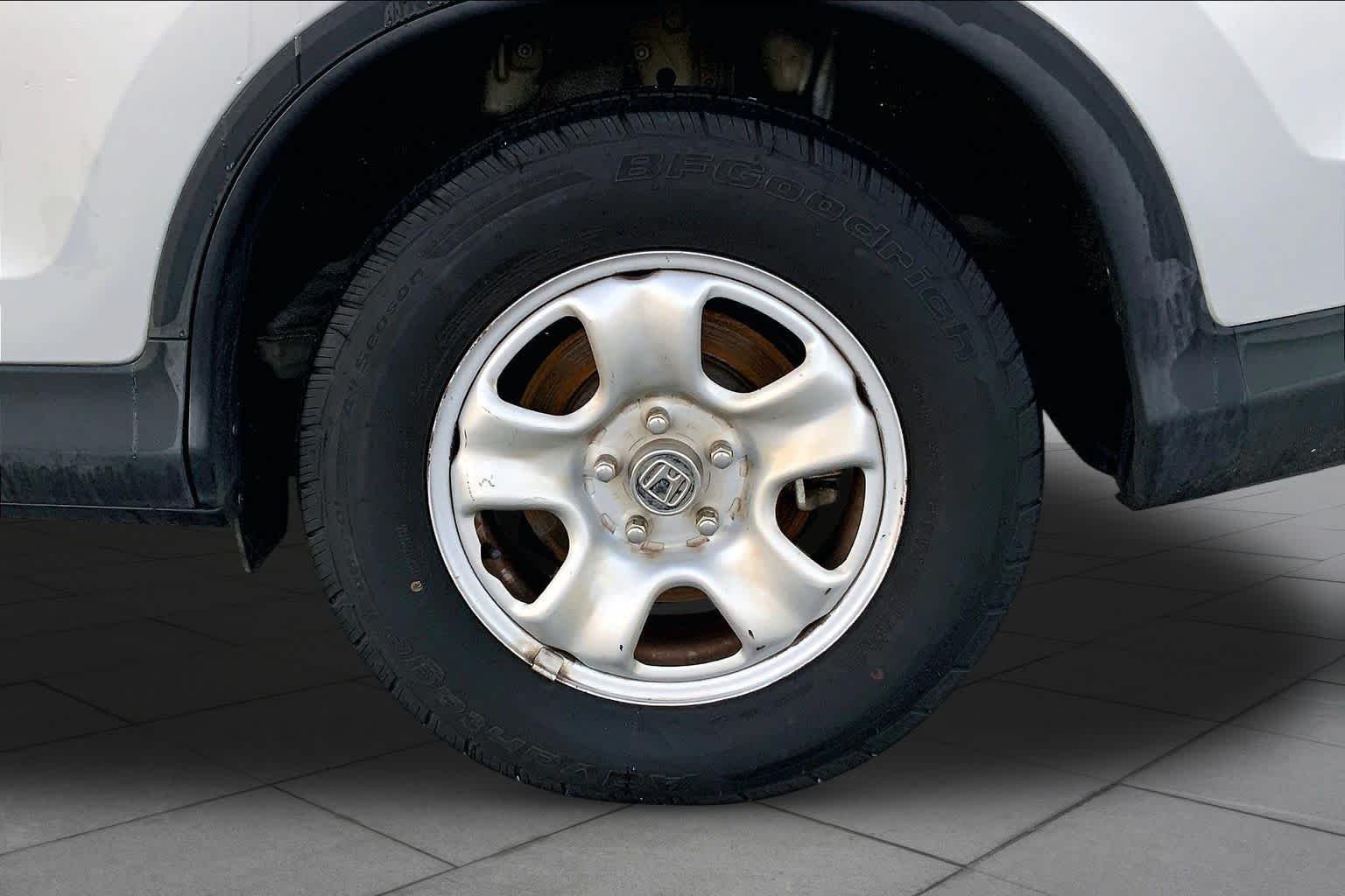 Used 2014 Alabaster Silver Metallic Honda LX image 10