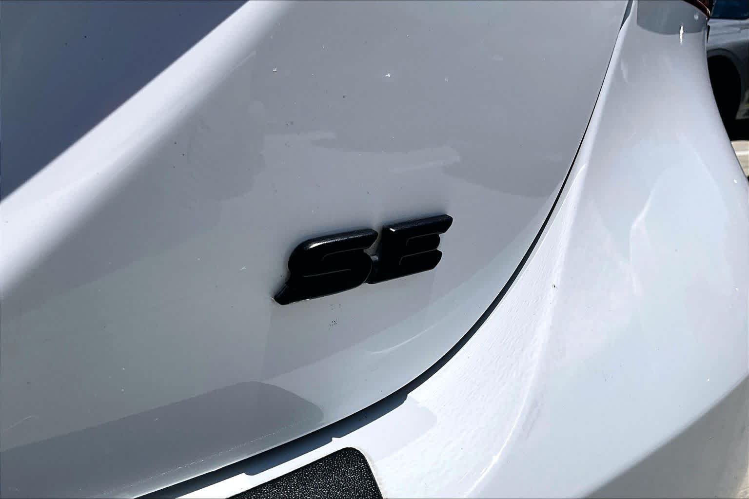 Used 2023 Ice Cap Toyota SE image 10