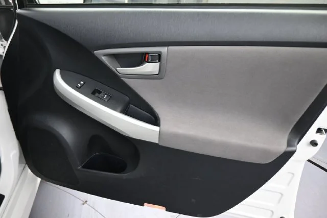 Used 2013 White Toyota Two image 13