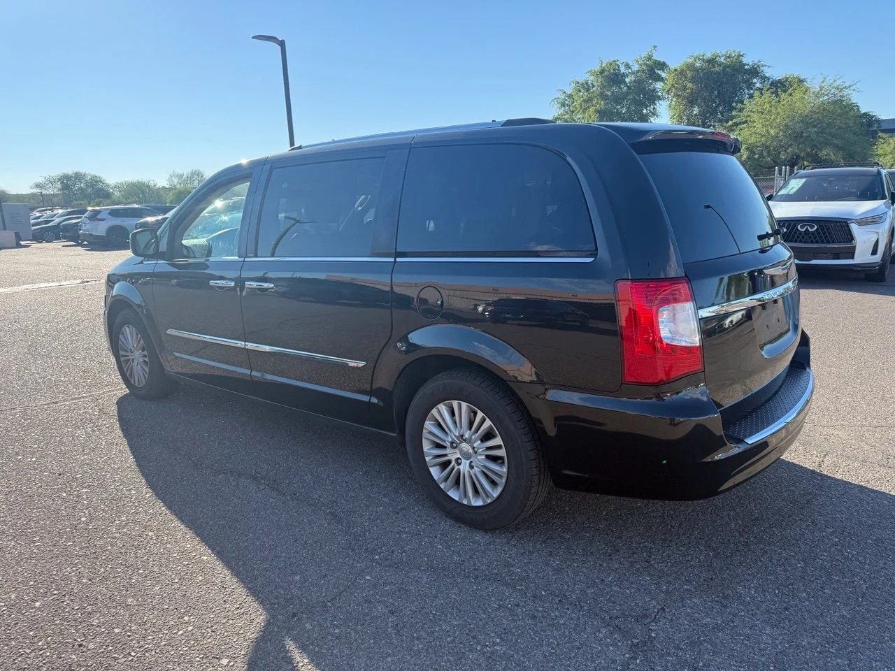 Used 2013 Brilliant Black Crystal Pearlcoat Chrysler Limited image 6
