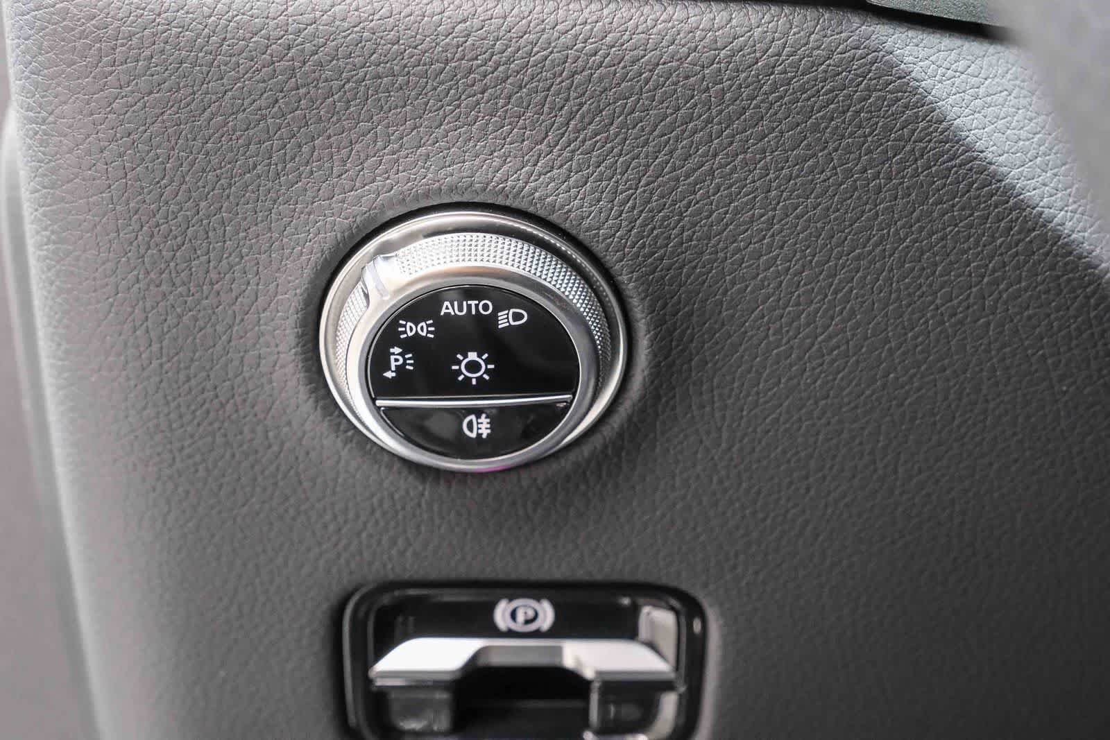 Certified Used 2025 Polar White Mercedes-Benz GLC 350e image 28