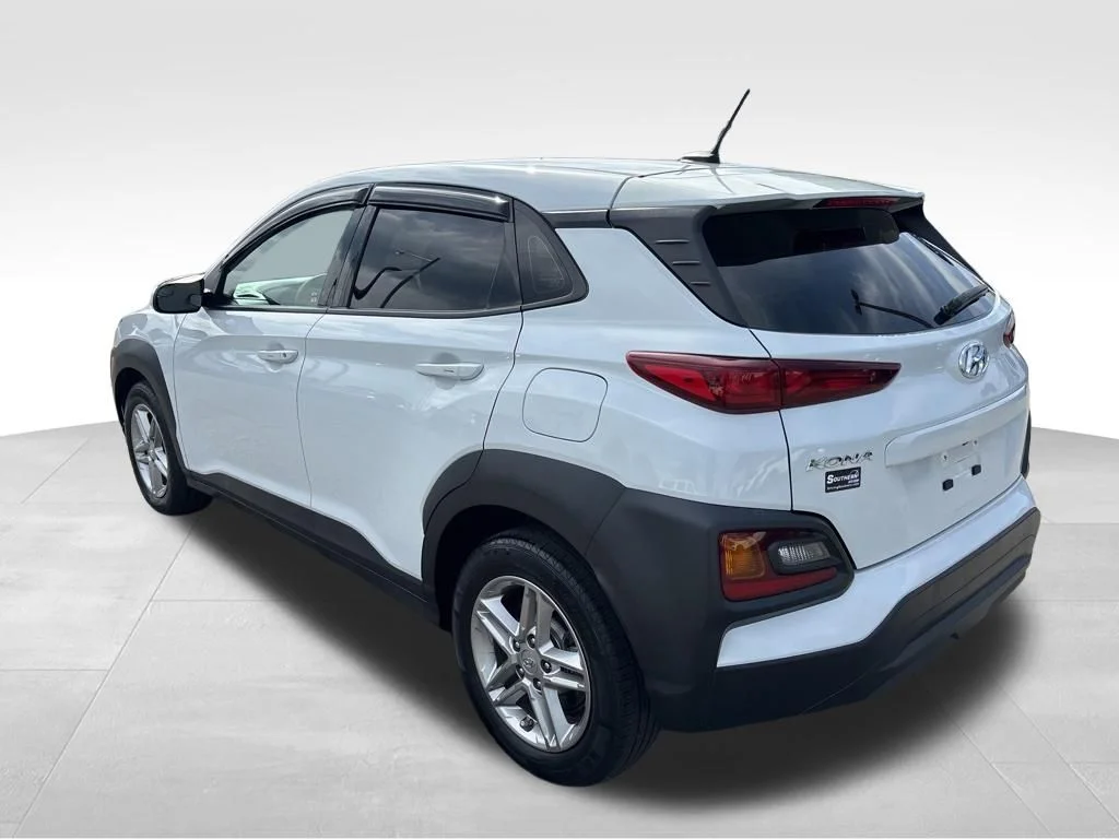 Used 2021 White Hyundai SE image 3