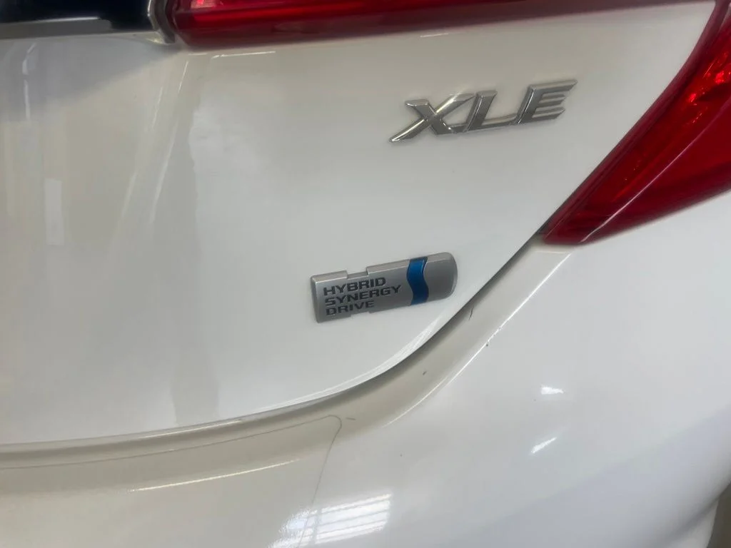 Used 2014 Super White Toyota XLE image 8