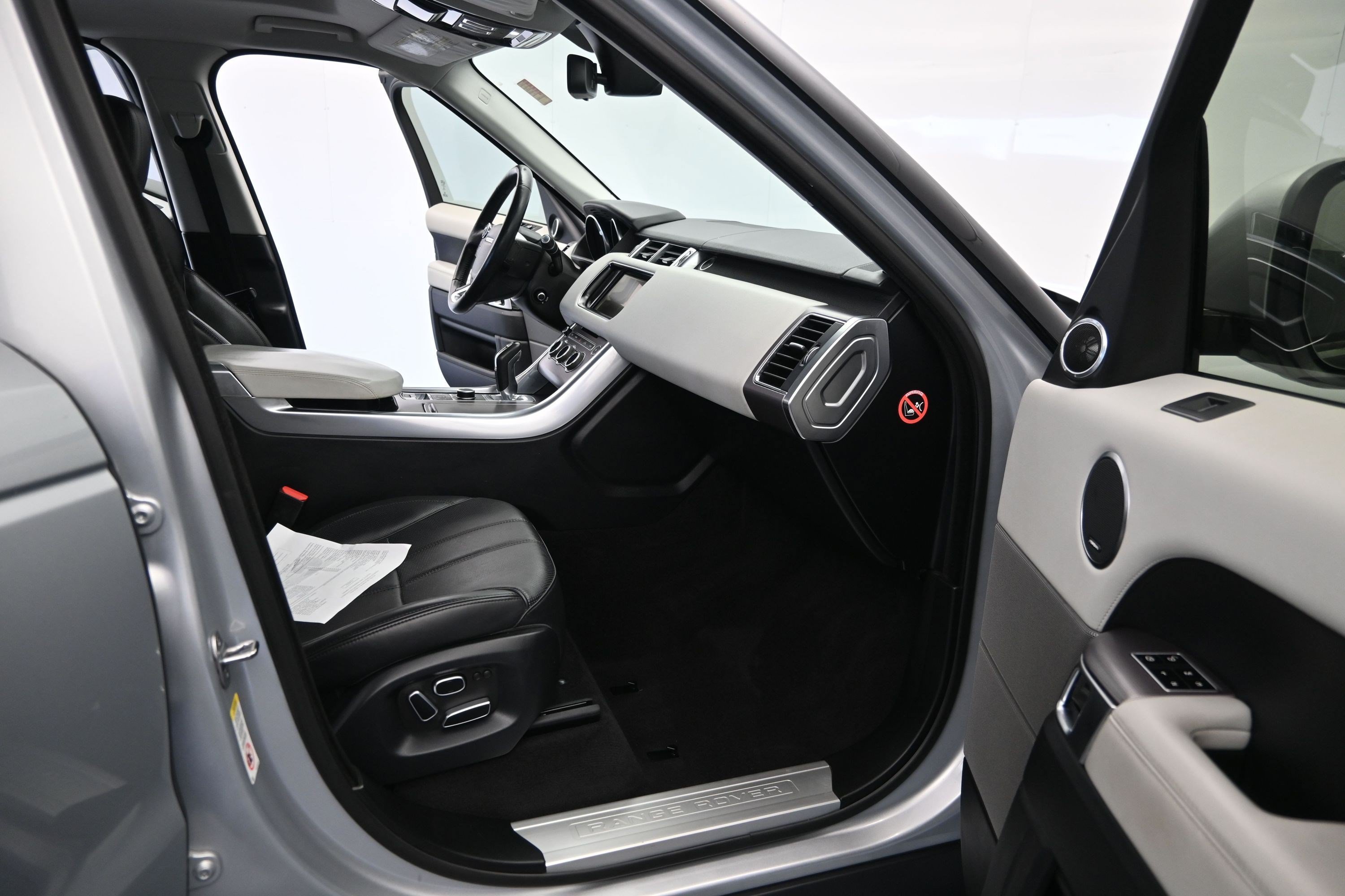 Used 2014 Causeway Gray Metallic Land Rover HSE image 15